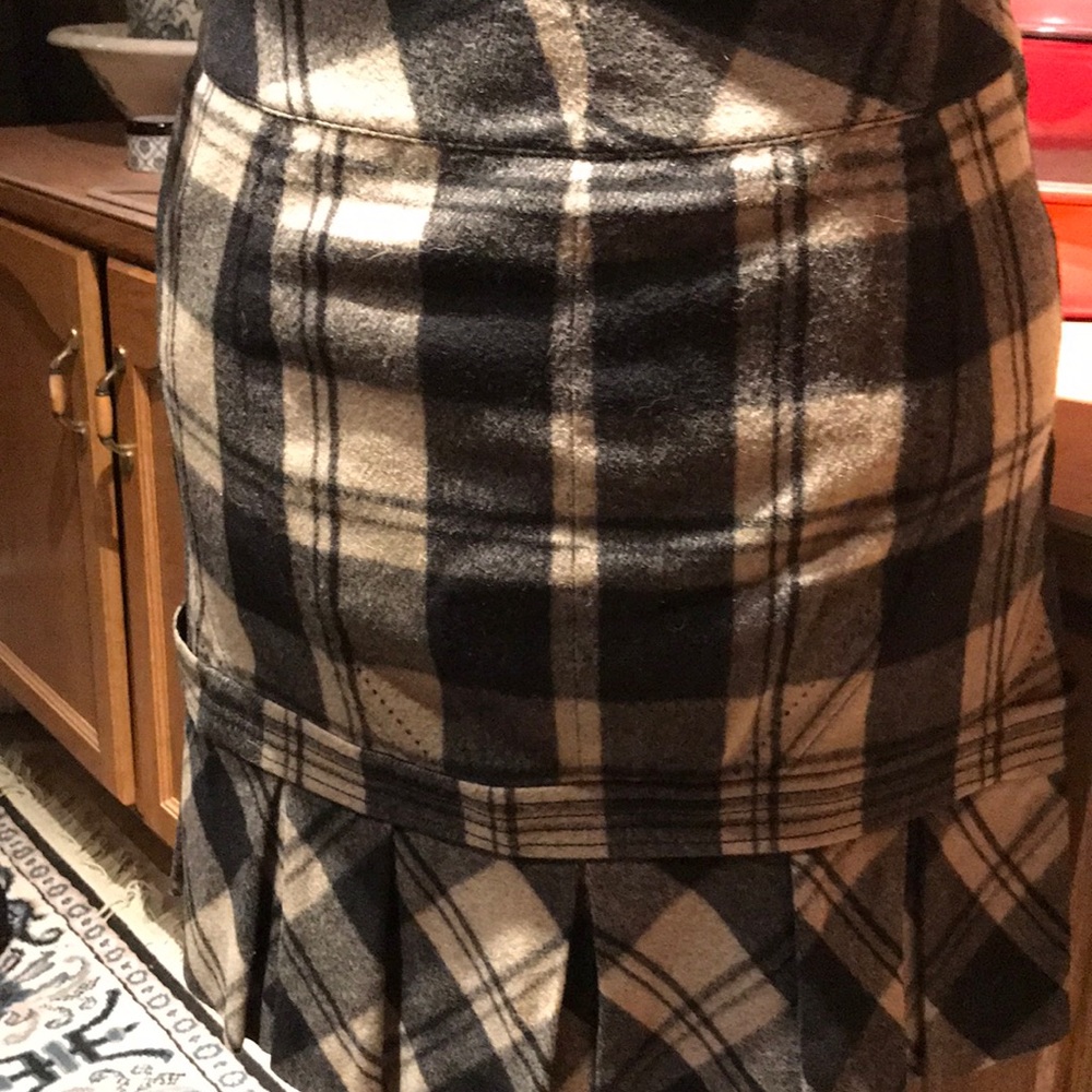 Plaid skirt. Fully lined size 8